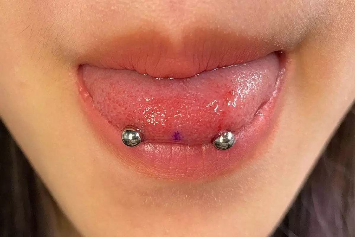 SNAKE EYE PIERCING